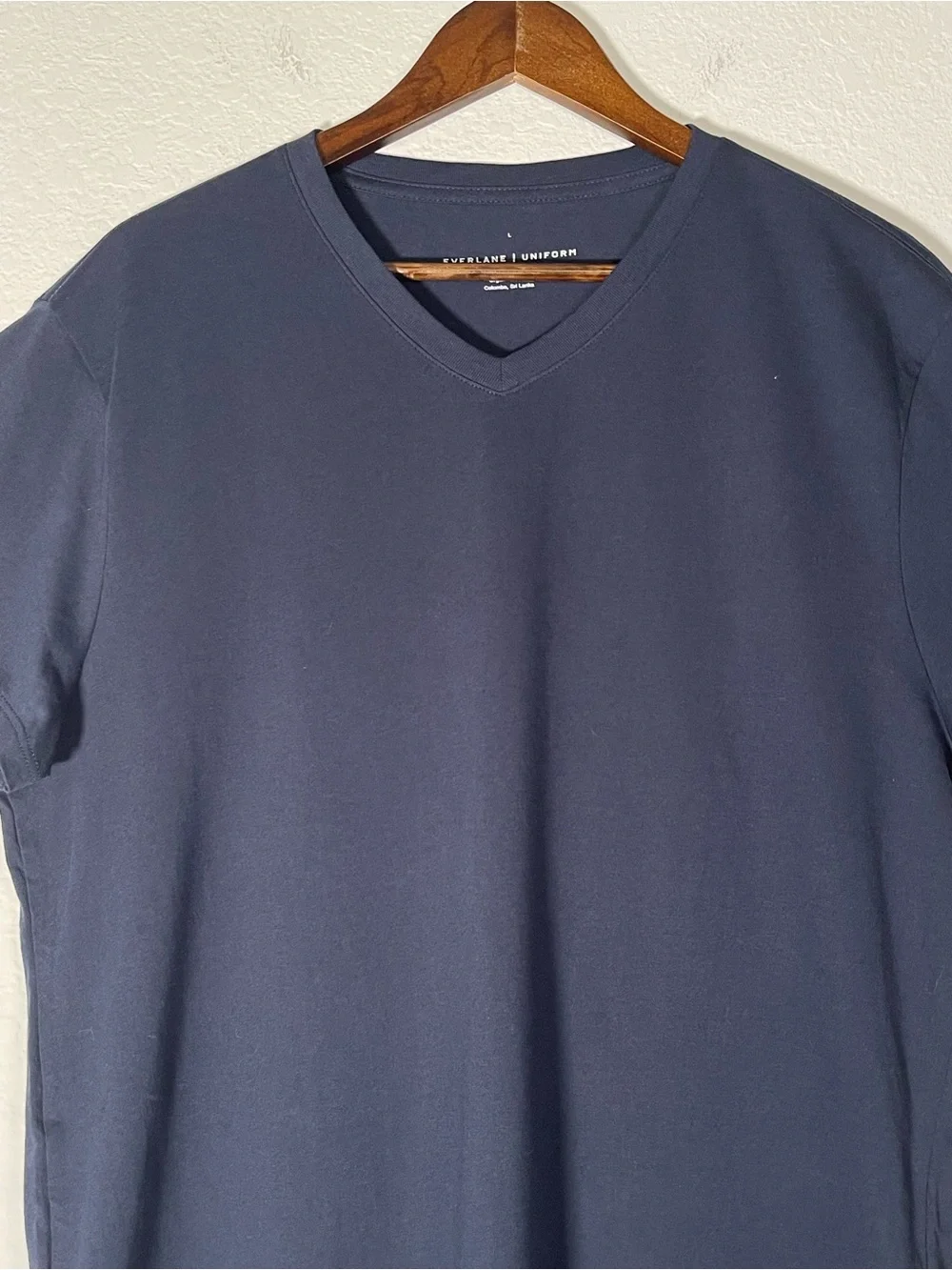 Everlane Men’s The Organic Cotton V-Neck Tee Size Large in Navy Blue - Picture 5 of 11